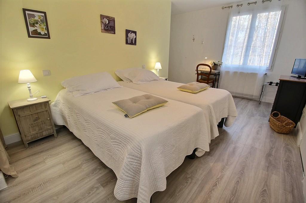Bed and Breakfast Logis Du Lievre D'Or Монбазон Экстерьер фото