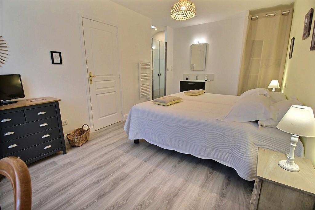 Bed and Breakfast Logis Du Lievre D'Or Монбазон Экстерьер фото