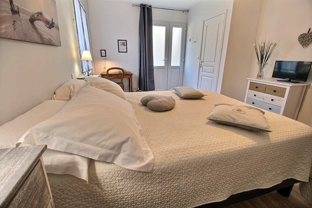 Bed and Breakfast Logis Du Lievre D'Or Монбазон Экстерьер фото