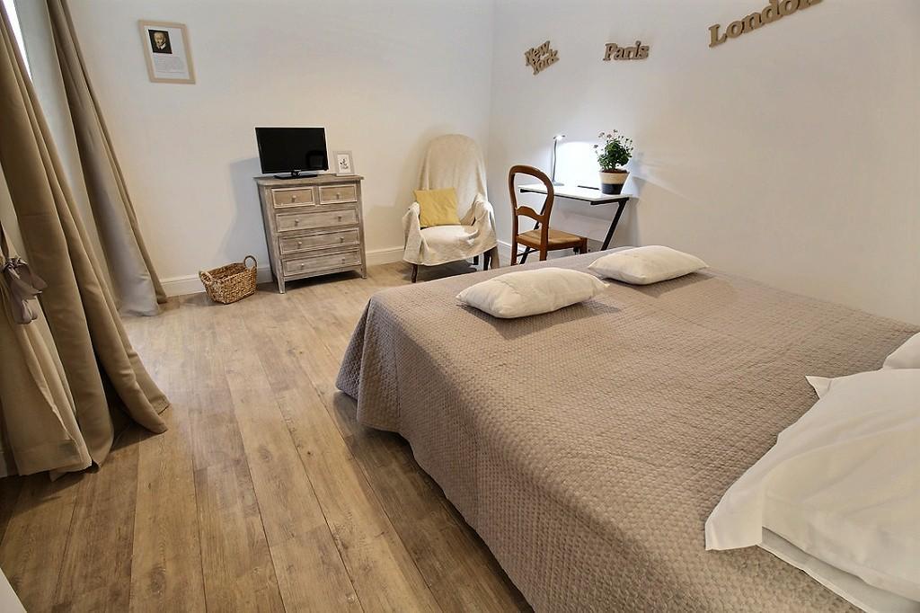 Bed and Breakfast Logis Du Lievre D'Or Монбазон Экстерьер фото