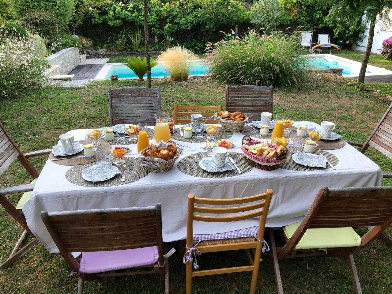 Bed and Breakfast Logis Du Lievre D'Or Монбазон Экстерьер фото
